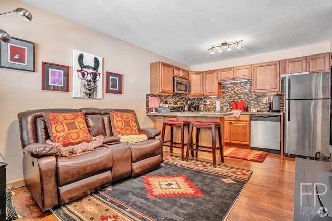 Building Photo - Year lease! Furnished, Move in 8/23/25! 10... Rental