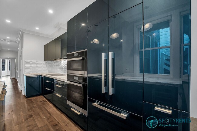 Photo - Russian Hill: Remodeled Top Floor Flat w/ In-Unit W/D, A/C, Private Roof Deck & Garage Parking w/... Unit 1638 Leavenworth Street