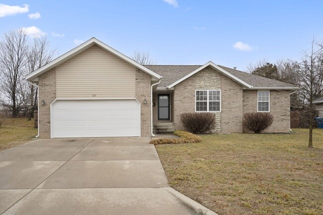 Undated 3 Bedroom, 2 Bathroom Home in Nixa! - Undated 3 Bedroom, 2 Bathroom Home in Nixa!