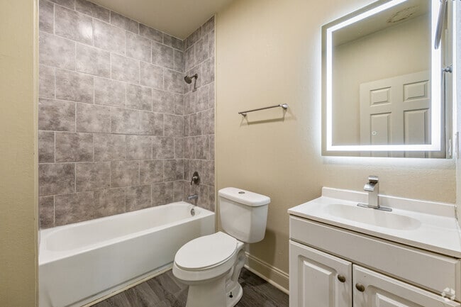 2BR, 1BA - 714SF - Bathroom - Platform Bainbridge