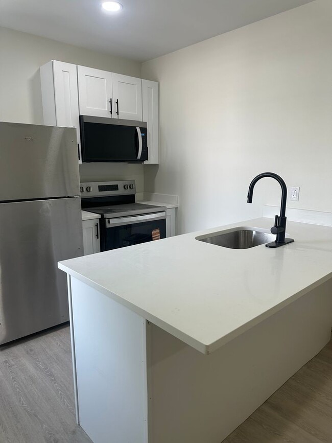 Building Photo - Beautifully Renovated 1 Bed/1 Bath in Providence! Unit 303