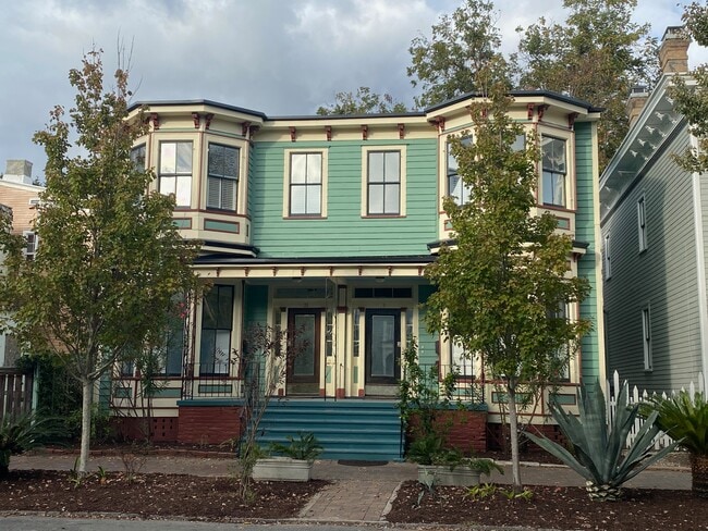 Edificio de cuatro plantas recientemente renovado en 118-120 West Duffy. - 118 W Duffy St Unidad A