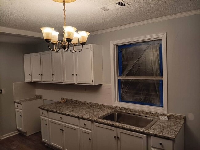 Building Photo - Available Now – 3BR / 1BA Home