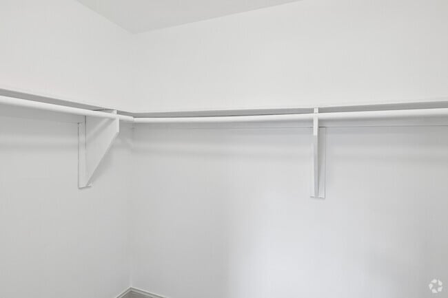 Platinum - 2BR - 2BR, 2BA - 950SF - Closet