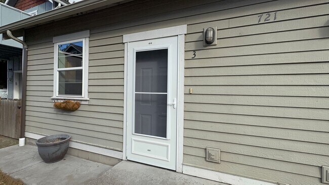 721 NW Ogden Ave Unit 3
