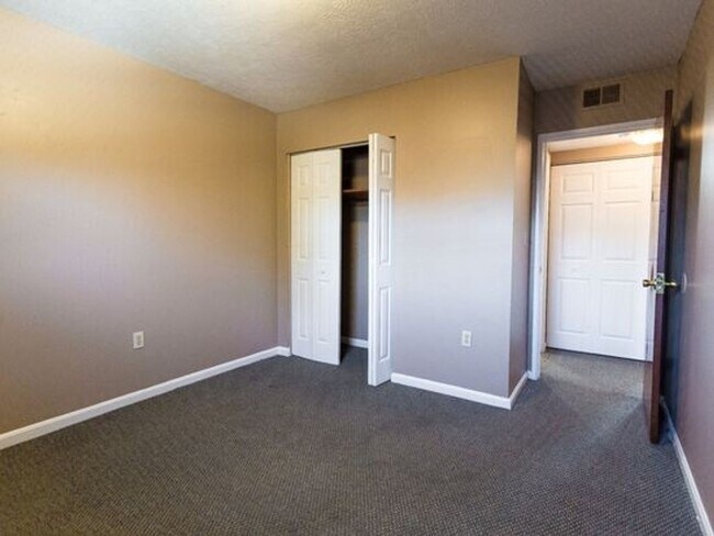 Photo - 4904 Saddlebrook Ln Unit 4