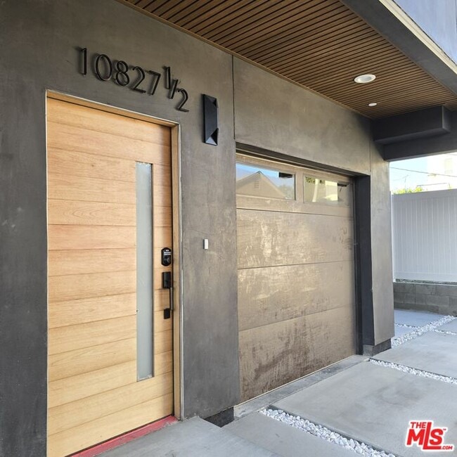 Building Photo - 10827 1/2 Peach Grove St Unit 1/2