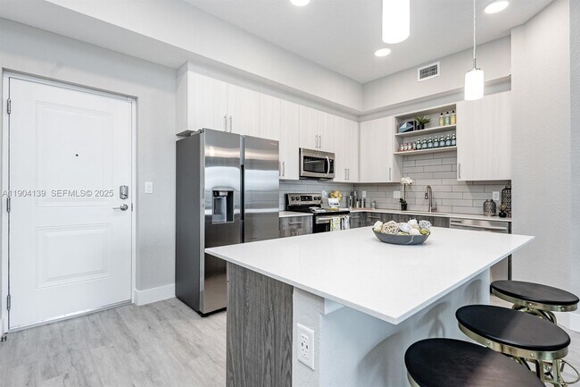 Building Photo - 9135 W Commercial Blvd Unit 305