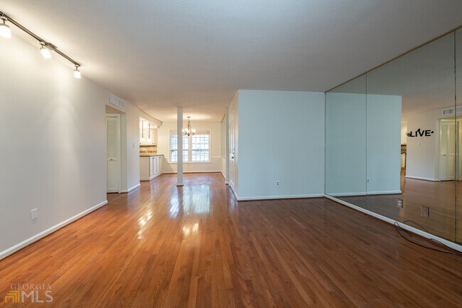 Photo - 82 Adrian Pl NW