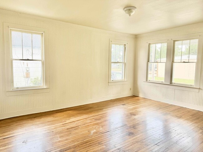 Photo - 452 Bernardo St