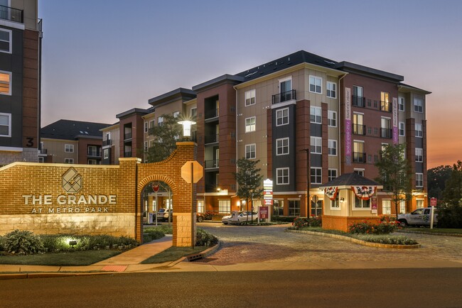 The Grande at MetroPark - The Grande at MetroPark Apartments