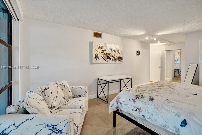 Photo - 1000 Parkview Dr Unit 104