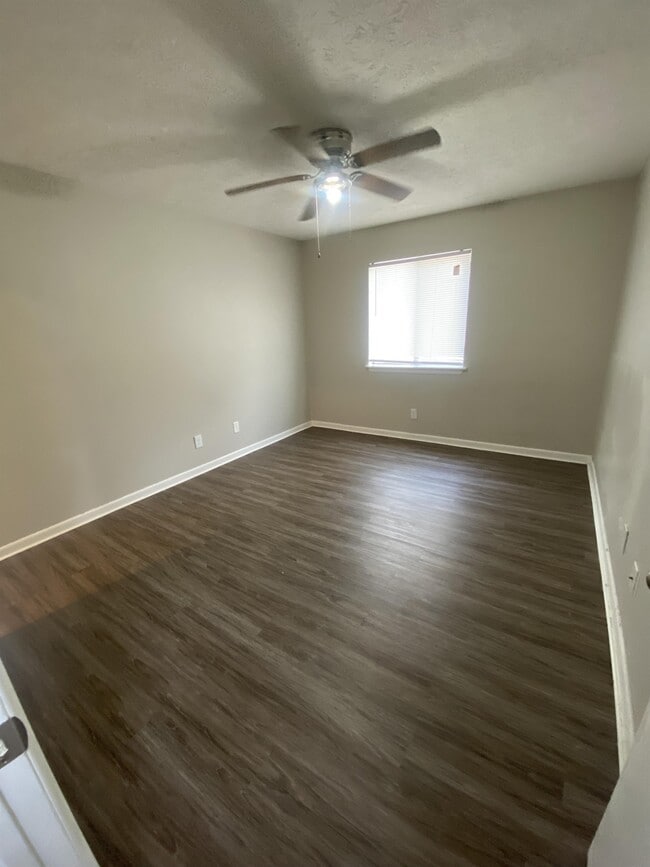 Photo - 919 Applewood Ln