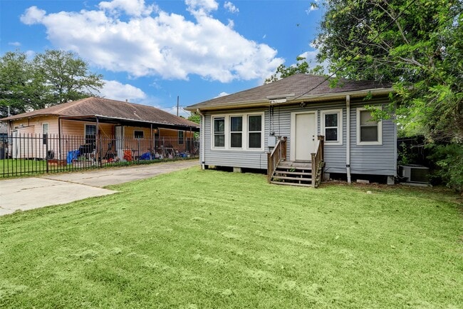 Photo - 2333 Lidstone St