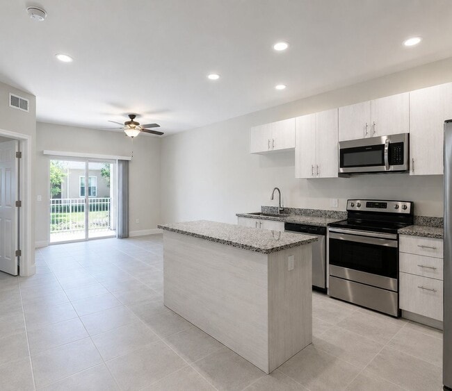 Building Photo - 3221-3409-3409 SW 8th Pl Unit 3313-  202
