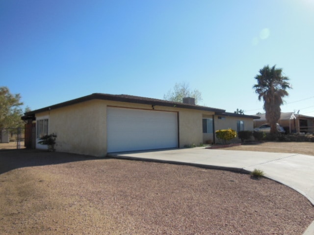 Building Photo - Quiet neighborhood and great views!
