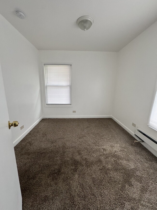 Photo - Spacious 2-Bedroom Apartment in Chicago He...