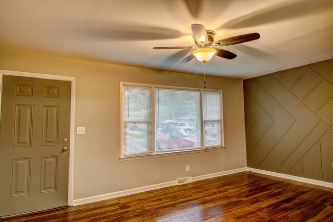 Photo - 210 Scarlett Ln