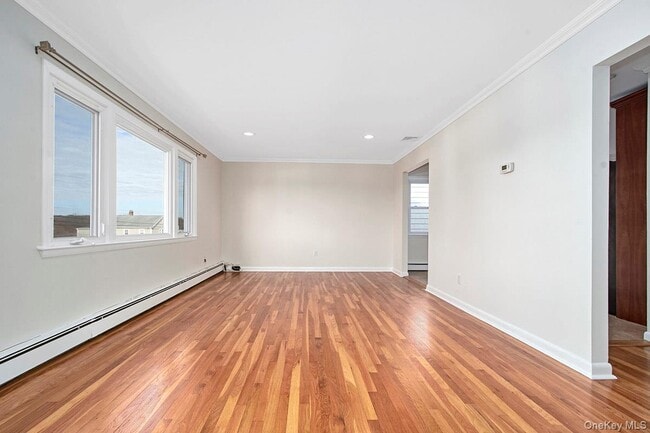 Photo - 222 Gainsborg Ave E