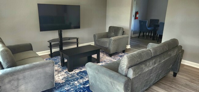 Photo - 948 White Oak Dr