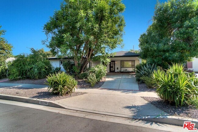 Photo - 23744 Hartland St Casa