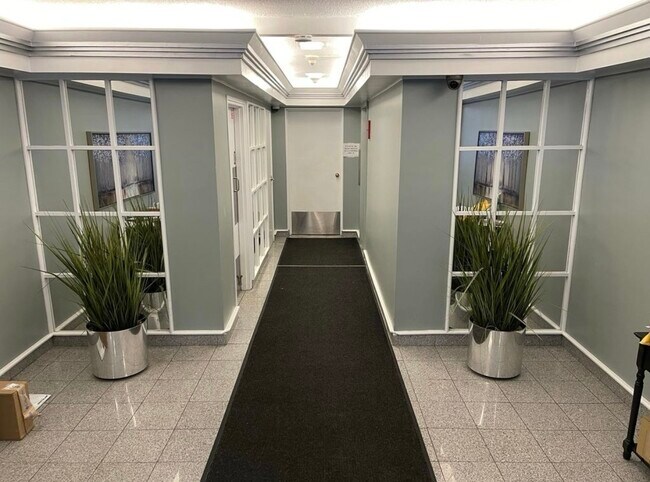 Building Entrance - 426 W Barry Ave Unit 212