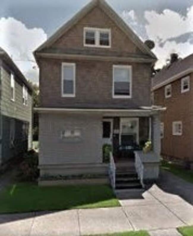 Building Photo - 1147 W 22nd St Unit 2nd Floor