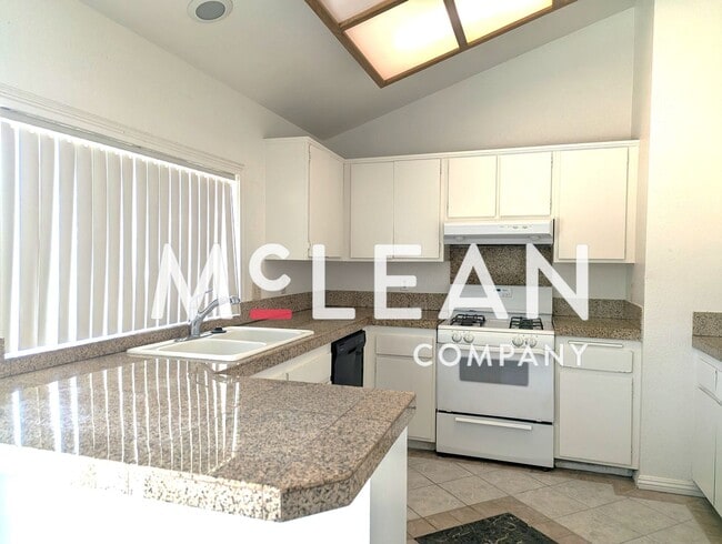 Building Photo - Charming 2-Bedroom Home with Private Backyard in Palm Springs