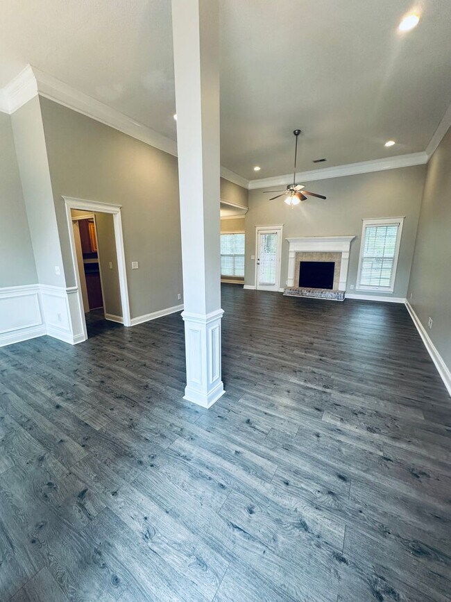 Photo - 406 Brookewater Ln