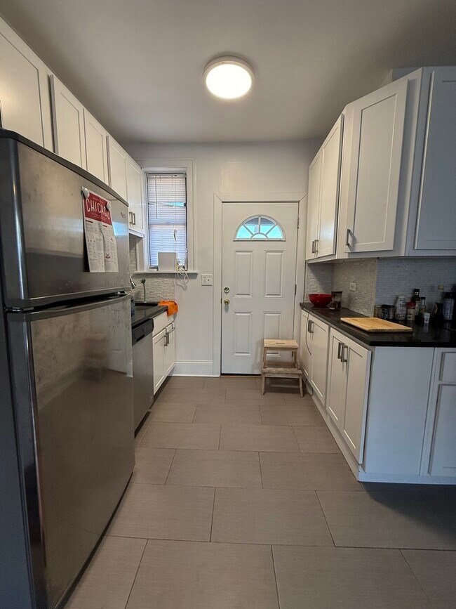 Photo - 627 W Roscoe St Unit B3