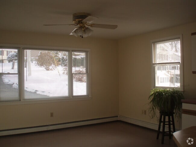 Building Photo - 5 Norton Way Unit Lakefront 1 Bdr. Apt.