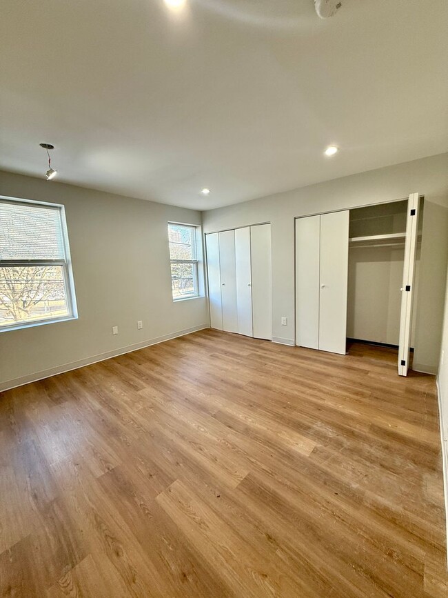 Building Photo - 3 bed 2.5 bath townhome - New Renovation