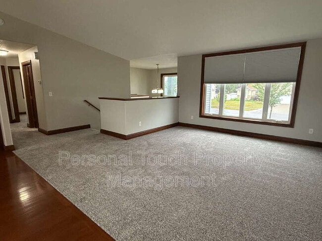 Photo - 3677 Polk St S