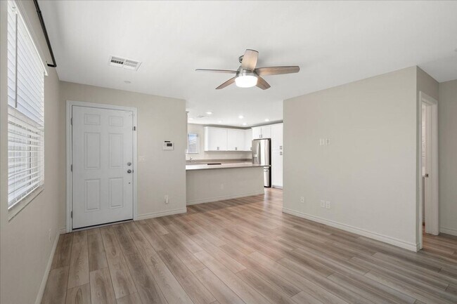 Photo - 4bd End-Unit Gated Townhome with Stylish Finishes