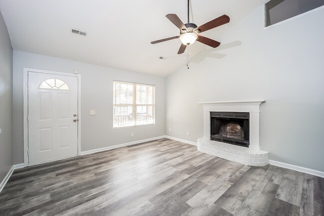 Photo - 102 Dartmouth Ct House