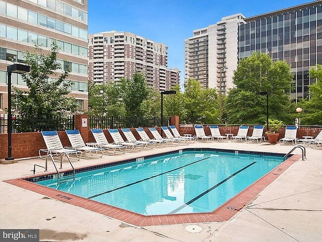 Building Photo - 1001 N Randolph St Unit 512