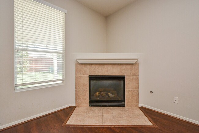 Building Photo - 15506 Hickory Dale St