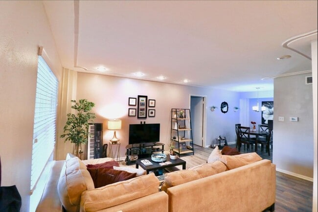 Building Photo - 855 Augusta Dr Rental