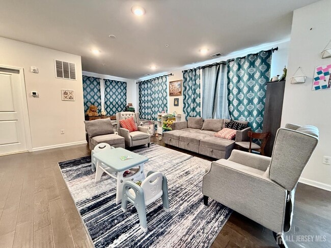 Photo - 102 Dickson Ct