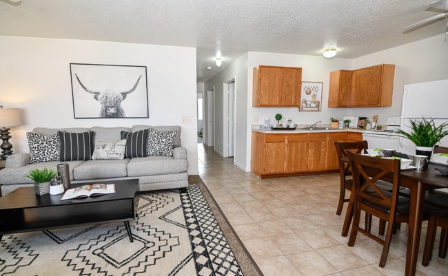 Building Photo - 3 Bedroom, Single-story Townhomes for rent in Newton, IA Unit 718 1st St S.