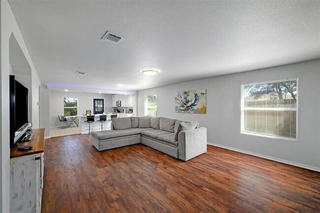 Photo - 610 Duke Bend