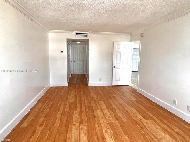 Photo - 2 br, 2 bath Condo - 6770 Indian Creek Dr ... Unit Apt 10D