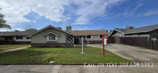 Photo - 1704 Crestview Dr House