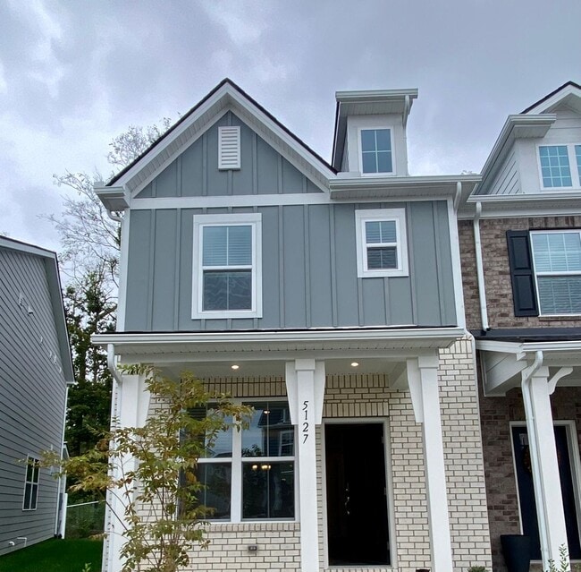Building Photo - Brand New End Unit in Tulip Hills