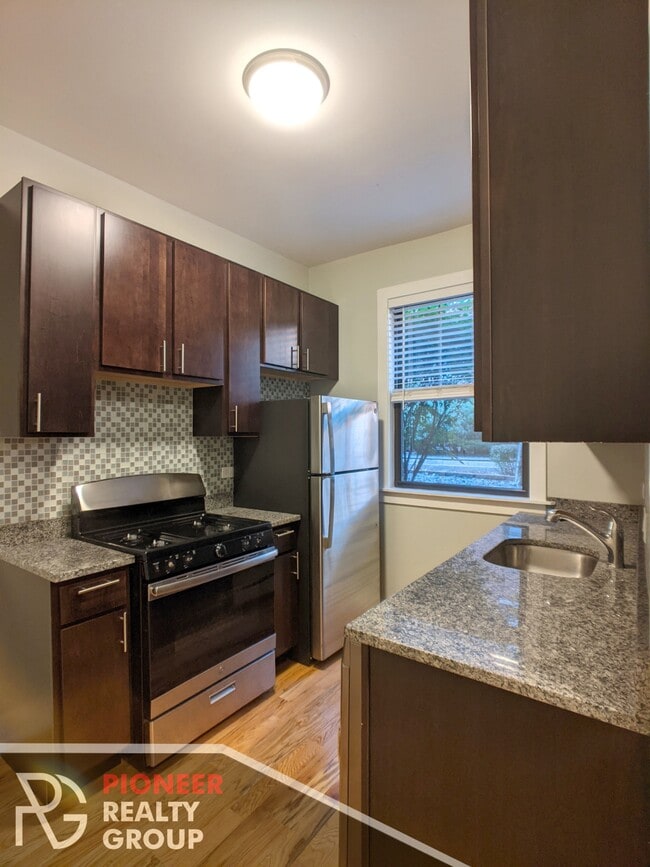 Photo - 910 W George St