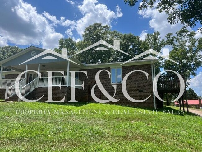 Building Photo - Beautifully maintained 2 bedroom 1.5 bathroom duplex, now available.