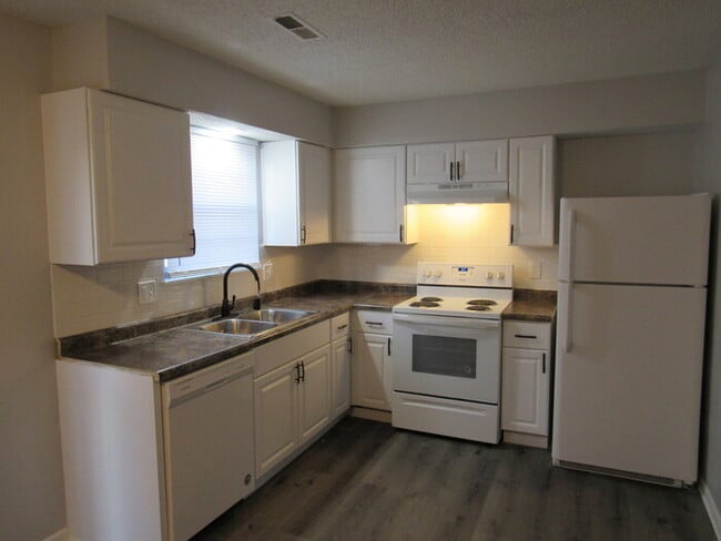 Photo - Cozy 2 bedrooms and 1.5 baths townhome located in Lee's Summit