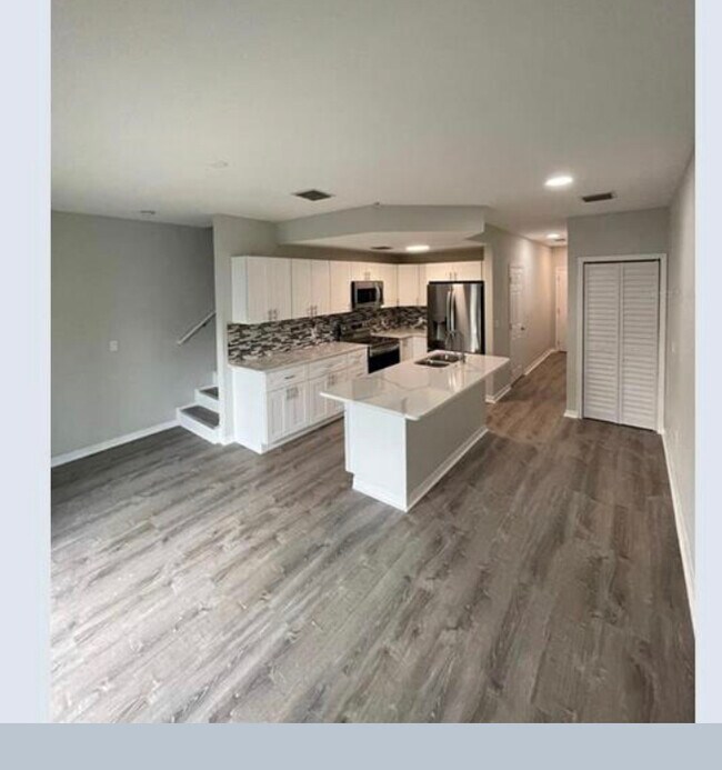 Full kitchen - 4350 Tyler Cir N