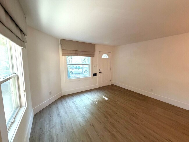 Photo - Tastefully remodeled Midtown Sacramento Apartment with Private Backyard Patio! Unidad 161418 #B