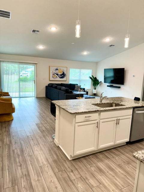 Photo - Beautiful open floorplan, split bedrooms, ...